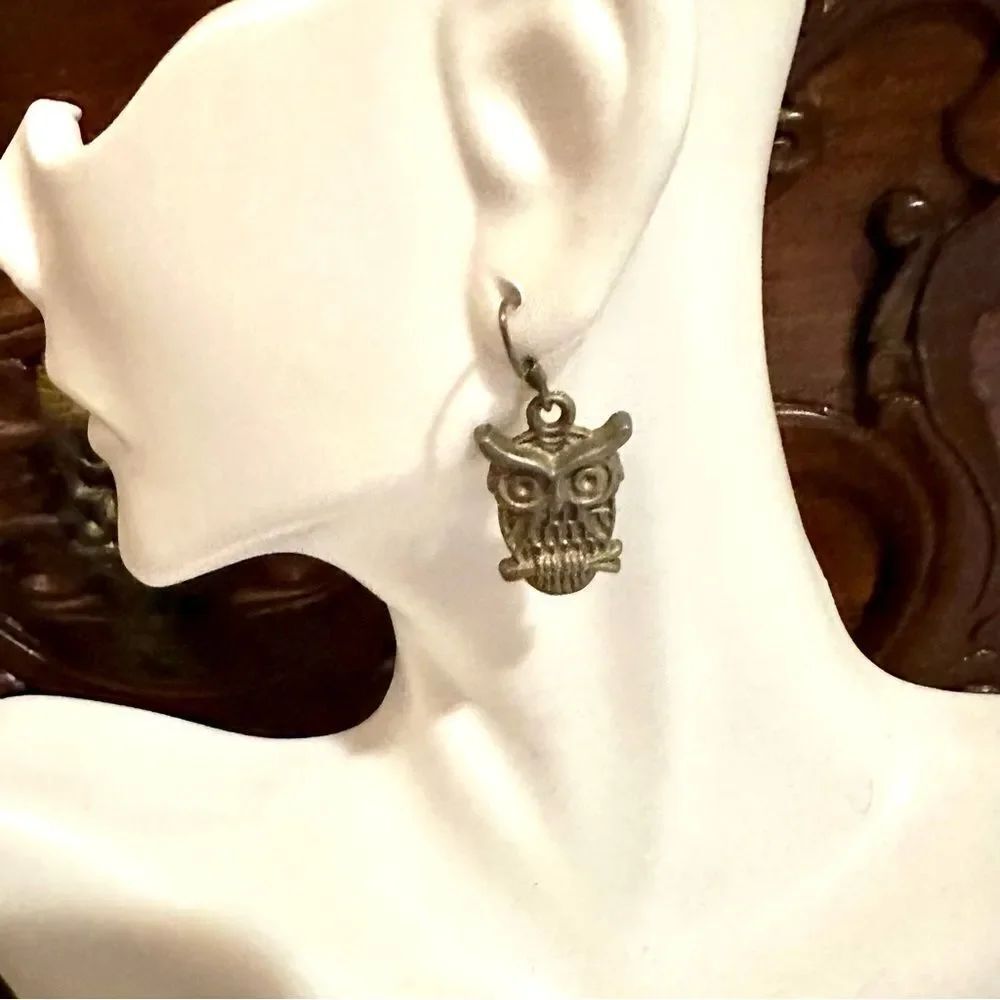 Small brass tone owl earrings - Picture 5 of 9